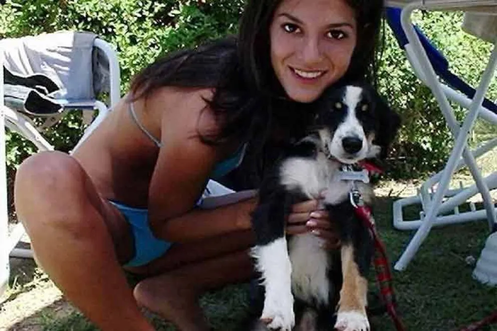 Silvina Escudero junto a su perra