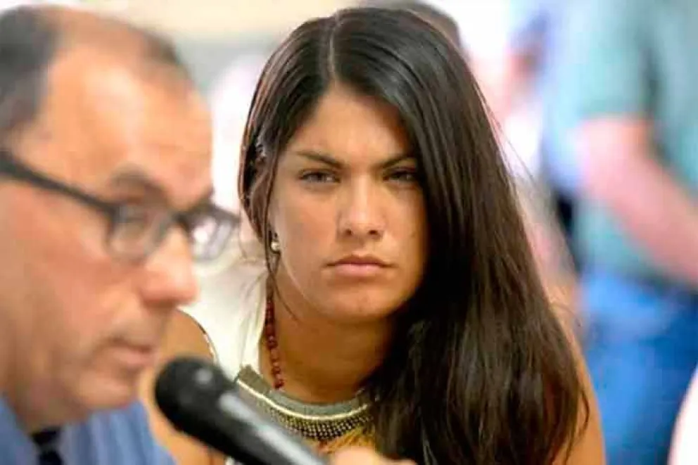 La abogada y ex Miss Argentina, Rocío Fiorella Santa Cruz, recibió el beneficio de la rebaja de uno de la pena de cuatro años a que fue condenada el año pasado, por asesinar con su vehículo al inspector municipal Ramón “Topo” Cabrera, el 31 de enero de 2016, en Posadas.