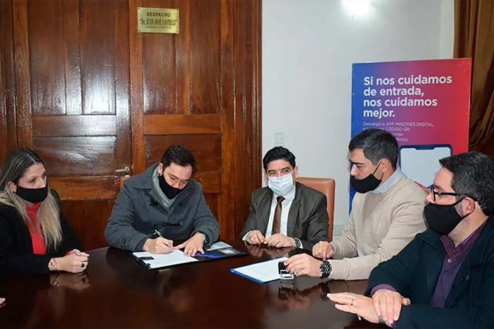 La Dirección General de Personas Jurídicas y Registro Público, dependiente del Ministerio de Gobierno, amplía el servicio a toda la provincia, a través de una firma de convenio con el Colegio Notarial de Misiones, que en sus siete delegaciones recepcionará y digitalizará los distintos trámites del 