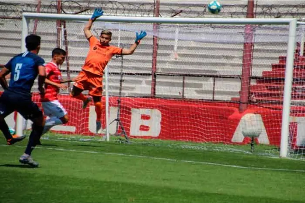 El obereño, Sebastián Meza, se dio el gusto de pararse bajo los tres postes del primer equipo del Club Huracán, en el amistoso que mantuvo con Talleres.