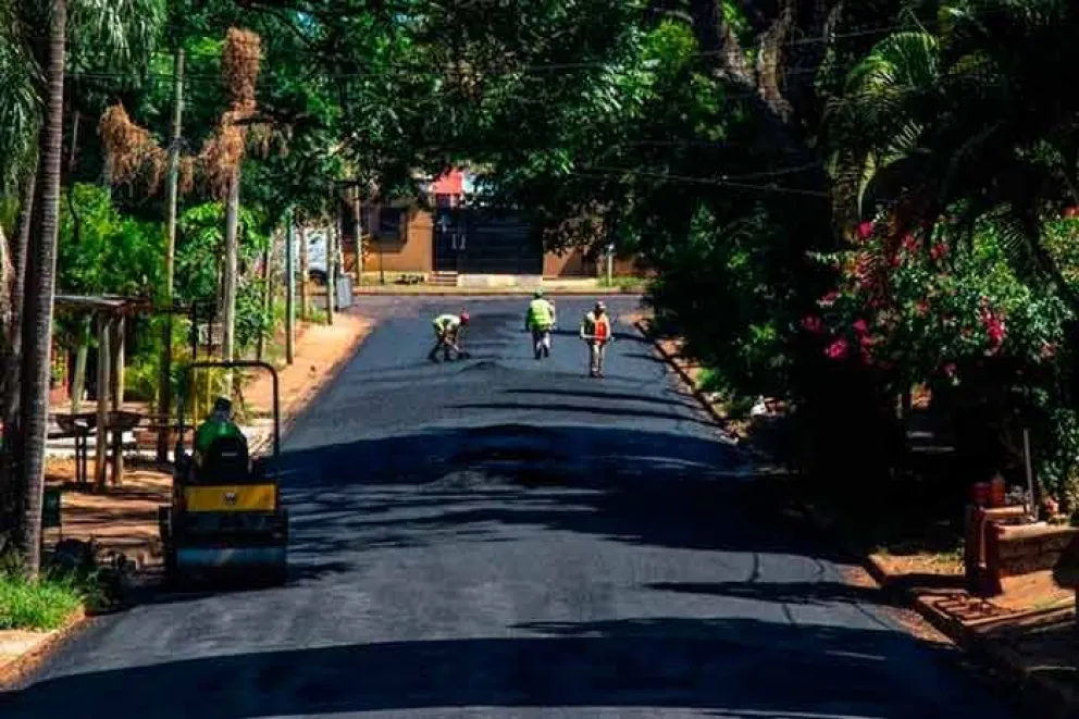 La Municipalidad desarrolló la pavimentación sobre empedrado de las calles internas del barrio Santa Catalina, localizado entre las avenidas Alem, Urquiza, Santa Catalina y Lavalle
