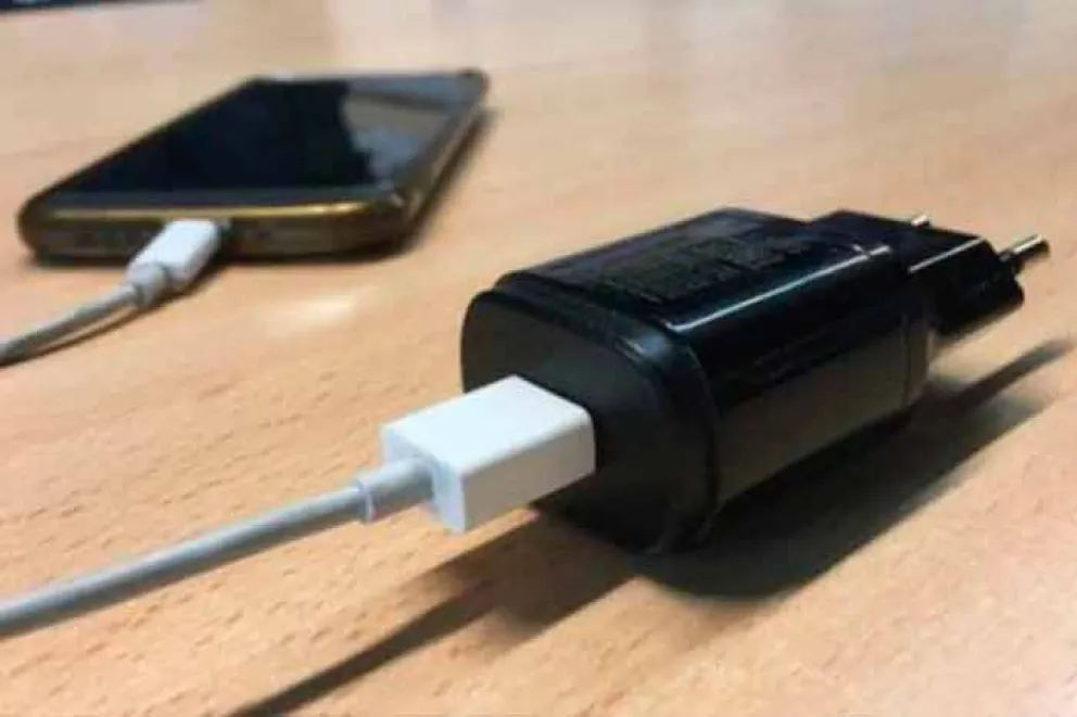 Murió electrocutado mientras cargaba su celular en la cama | Diario ...