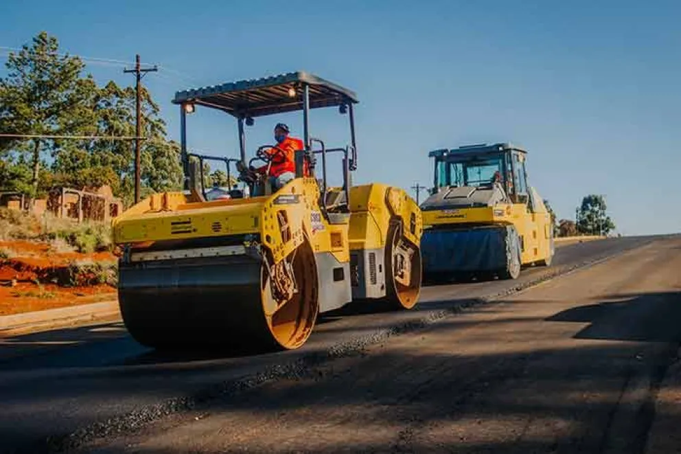 Durante este año, la Dirección Provincial de Vialidad (DPV) trabajó fuertemente en varias líneas de acción, las dos principales son la pavimentación de rutas provinciales y accesos así como también el asfaltado sobre empedrado en zonas urbanas, además de ejecutar empedrados en forma conjunta con lo