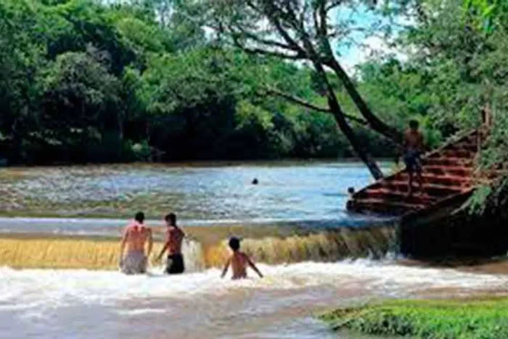 Desde el municipio local se decidió ayer inhabilitar el balneario donde cada año se lleva adelante la Fiesta Provincial de las Carpas, que en este verano fue suspendida.