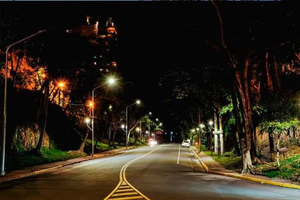 Hace un tiempo, la comuna posadeña comenzó a trabajar en el mejoramiento de las luminarias públicas de calles y avenidas, como así también en las atracciones turísticas de la ciudad.