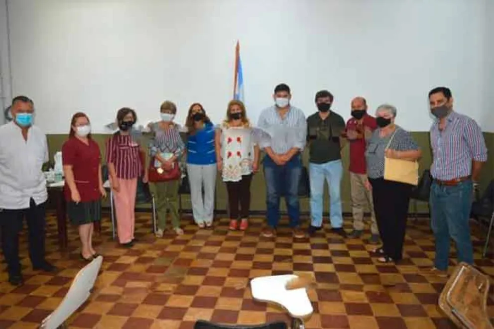 El director del Hospital San Juan Bautista, doctor Alfredo Alegre, presentó a dos profesionales médicos oncólogos de la ciudad de Corrientes, doctores Julio Velez y Analía Rodríguez, quienes se interesaron por el proyecto para crear en esta ciudad un servicio de oncología