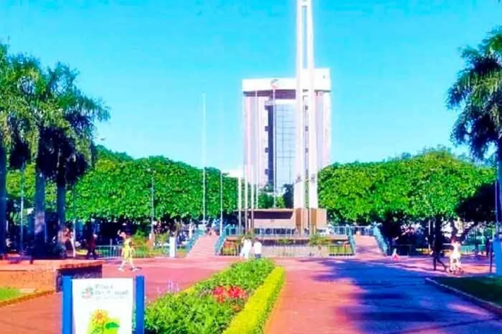 La Plaza de Armas de la Perla del Sur está siendo ornamentada en conmemoración a los días patrios del 14 y 15 de mayo, fecha que se recuerda el Día de la Independencia del Paraguay