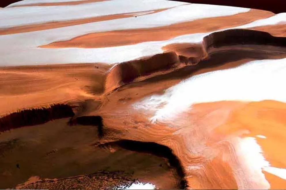 Un nuevo estudio publicado en la revista Icarus encontró posibles signos de glaciares y actividad de glaciares en una llanura marciana conocida como Arcadia Planitia, que tienen un parecido sorprendente con las corrientes de hielo dentro de las capas de hielo de la Antártida