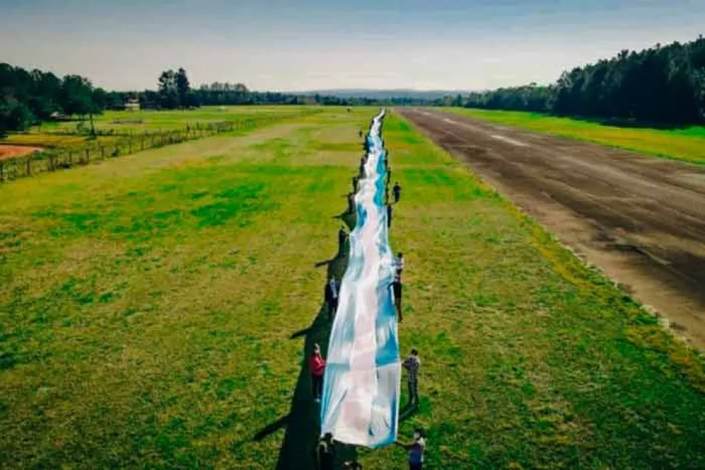 En el Aeroclub Eldorado se desplegó la bandera