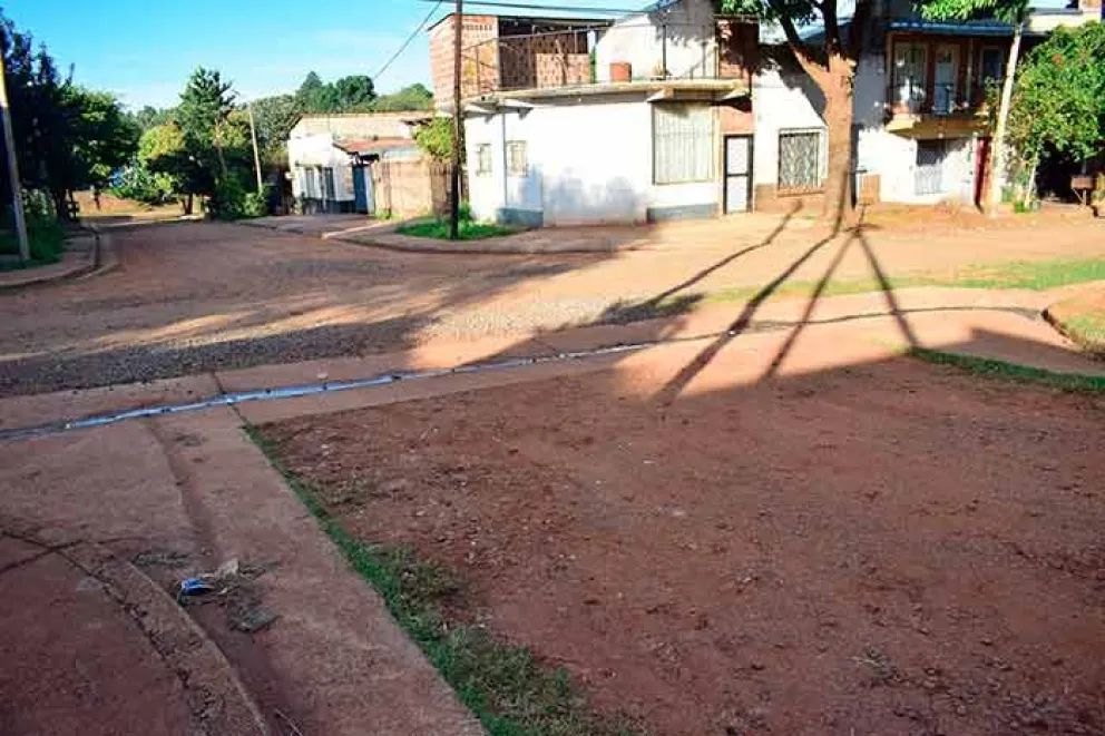 Este barrio de la ciudad de Posadas continúa teniendo calles de tierra, lo cual ocasiona mucho polvo y, en los días de lluvia, gran cantidad de barro.