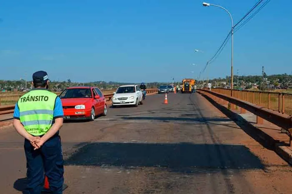 La Municipalidad de Posadas realiza un trabajo de bacheo sobre el puente localizado en la avenida Cabo de Hornos.