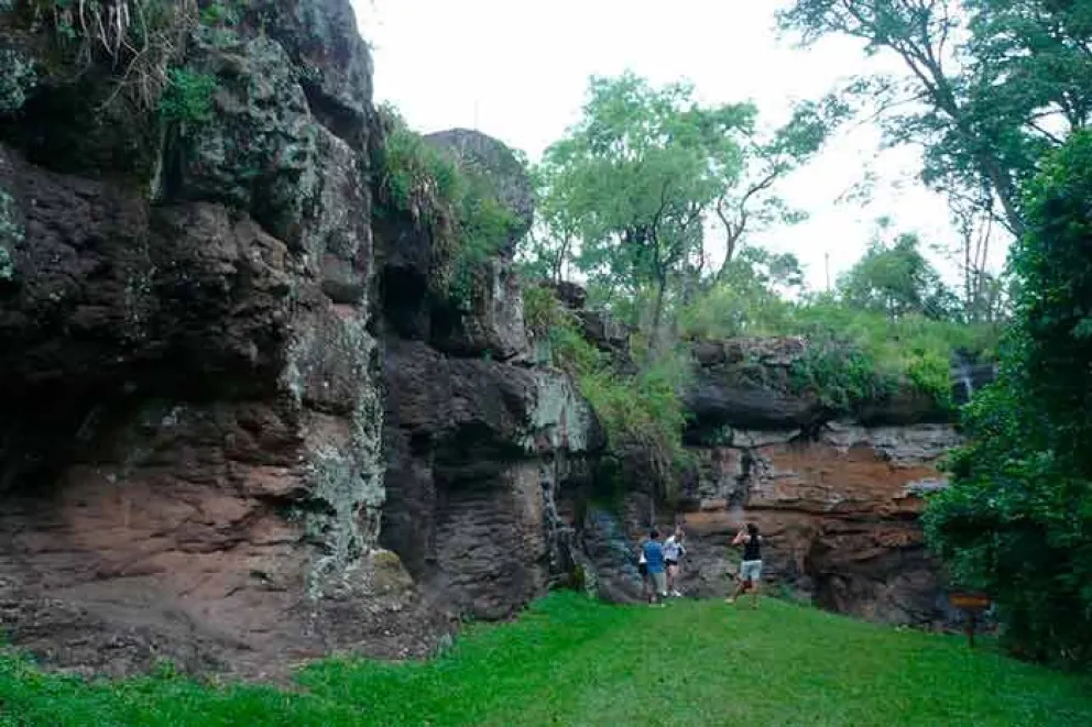 La intendenta de Profundidad, Silvia Estigarribia, destacó el trabajo de mantenimiento que se realiza en el Parque Provincial Cañadón de Profundidad a partir de un convenio activo que tienen con el Ministerio de Ecología y Recursos Naturales de la provincia, que les permite poder usufructuar el esp
