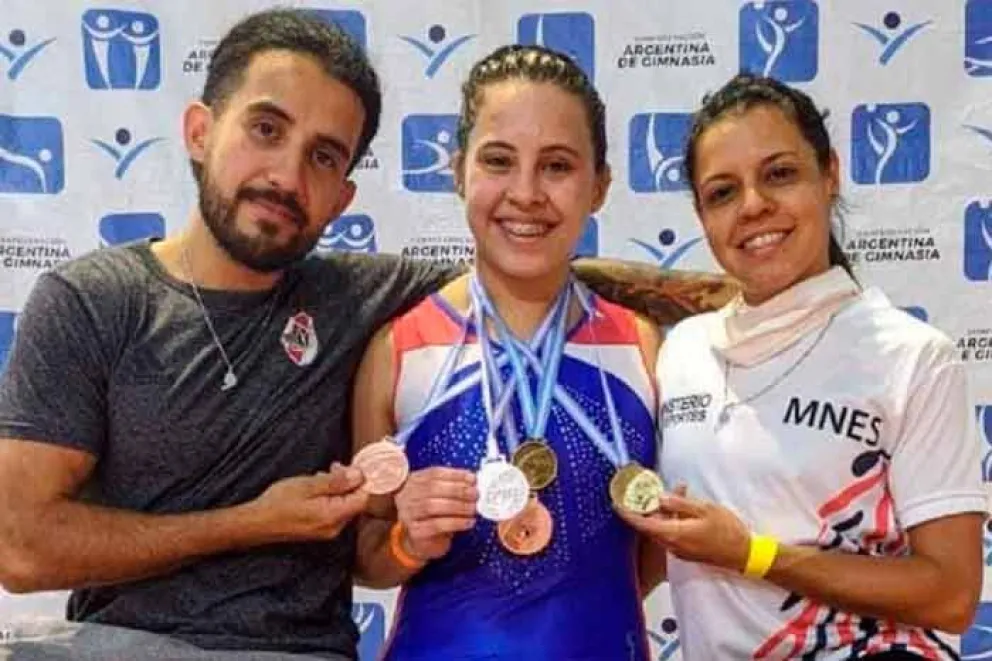Las misioneras regresaron del Campeonato Nacional de Gimnasia Artística, que se llevó adelante en Resistencia, Chaco, con medallas para la provincia. Luciana Pires, Agustina Zadorozne y Mariana Scromeda finalizaron entre las 15 mejores del país en su categoría, entre más de 50 participantes.