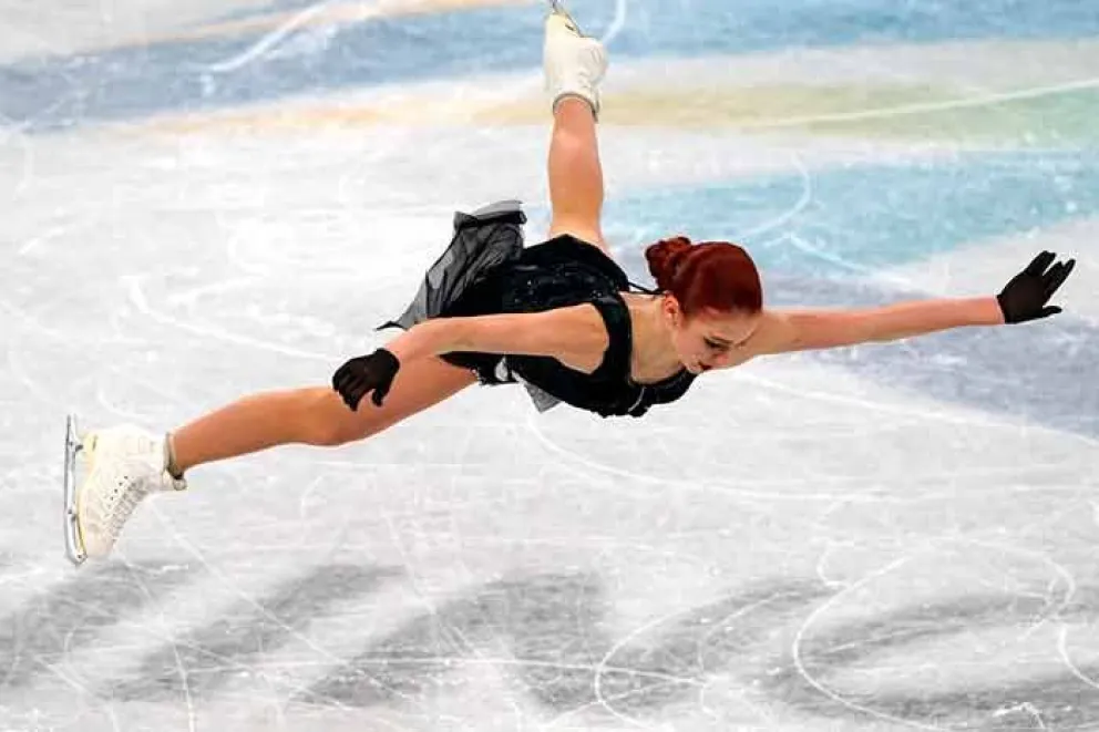 La deportista rusa, Alexandra Trúsova, se ha convertido ayer en la primera patinadora en la historia de los Juegos Olímpicos en completar cinco saltos cuádruples tras presentar su programa libre de patinaje individual femenino en Pekín 2022.