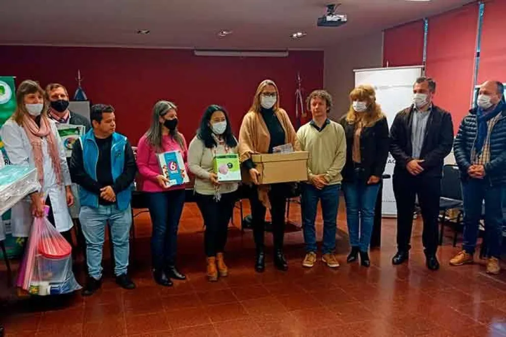Rosana Cielo Linares junto a funcionarios en la entrega