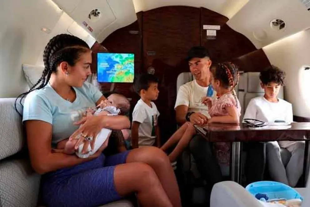 Cristiano Ronaldo y Georgina Rodríguez ya disfrutan juntos de sus vacaciones en familia después de que el delantero del Manchester United haya puesto punto y final a la temporada tras disputar la Liga de Naciones con la selección portuguesa