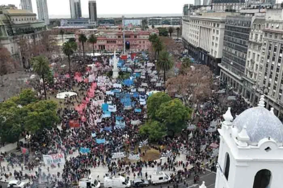 Las organizaciones de izquierda nucleadas en el bloque Unidad Piquetera (UP) protestaron ayer en la Plaza de Mayo para reclamar aumento del salario mínimo, vital y móvil, y un bono de $20 mil para jubilados, trabajadores informales y beneficiarios de programas sociales.