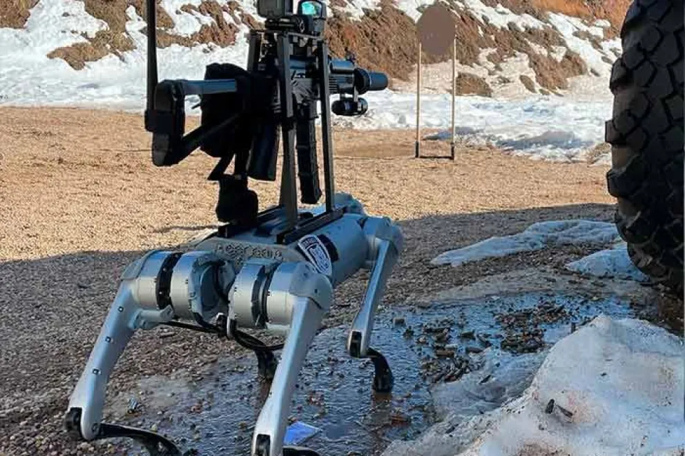 No es Spot, el perro robot de Boston Dynamics, pero uno de sus primos lejanos ha aprendido un nuevo truco: disparar un subfusil