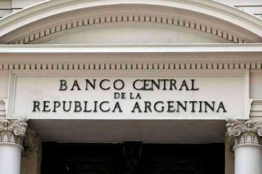 La agencia Bloomberg advirtió sobre la situación económica de la Argentina al señalar que el país casi no tiene efectivo para evitar la devaluación