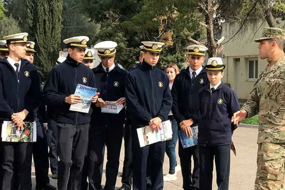 Cadetes de 5º año del Liceo en su visita