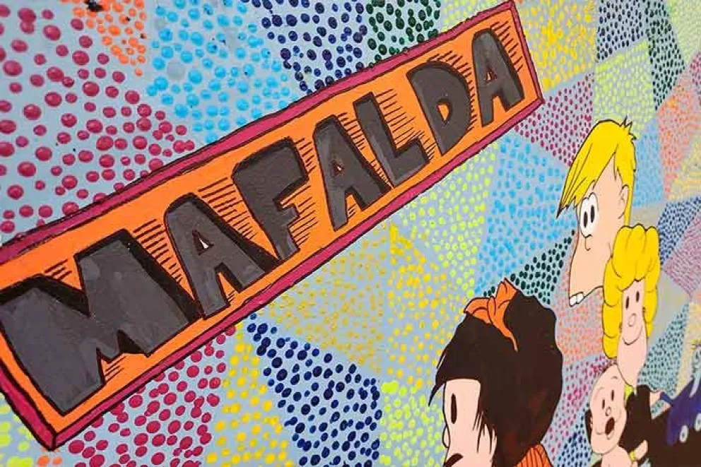 Estudiantes del 3er Año del Instituto Gutenberg presentan una serie de pinturas inspiradas en la figura de Mafalda, en el marco del 90º aniversario del nacimiento de Quino, en la Sala 1 del Centro de Arte del Parque del Conocimiento