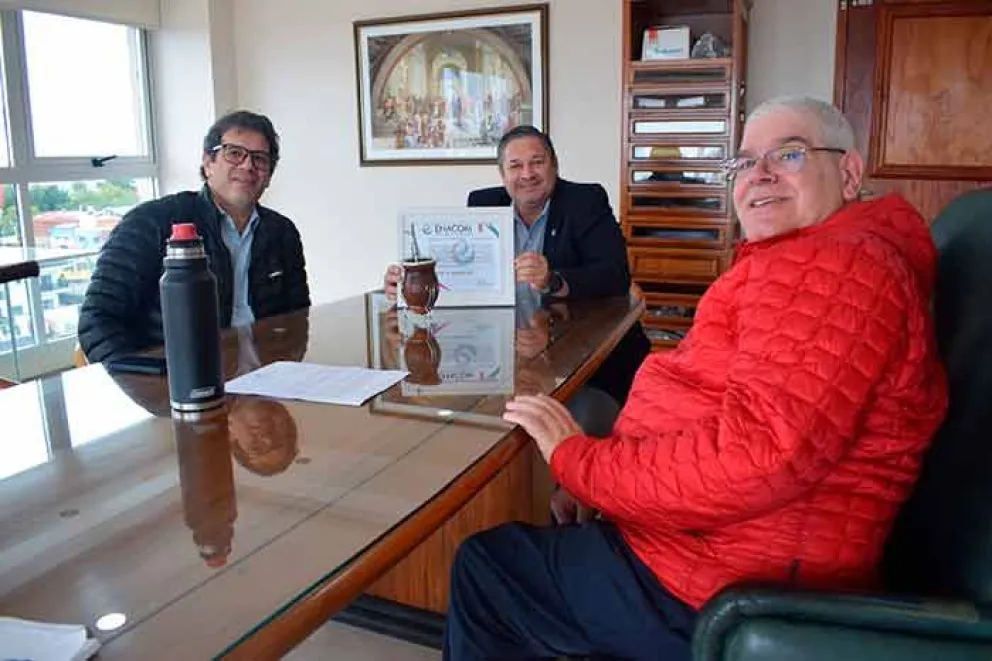 Autoridades del canal y ENACOM en la firma