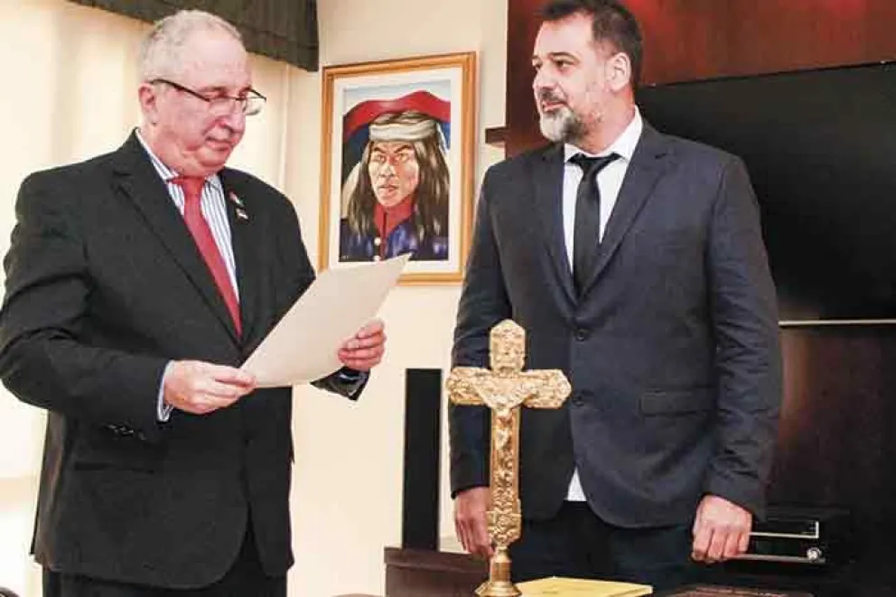 Hugo Passalacqua tomando juramento