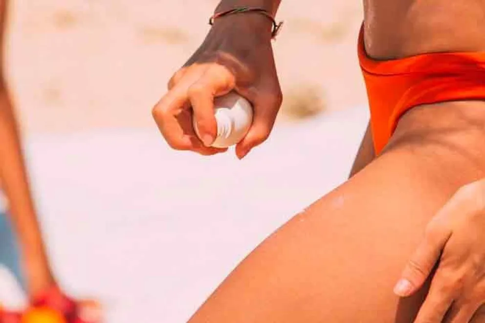Por qué no es aconsejable mezclar crema hidratante con el protector solar