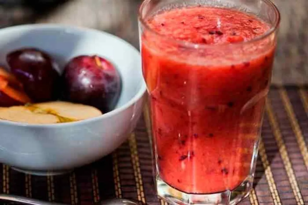 Cómo preparar un batido de ciruela, chía y manzana para regular el intestino