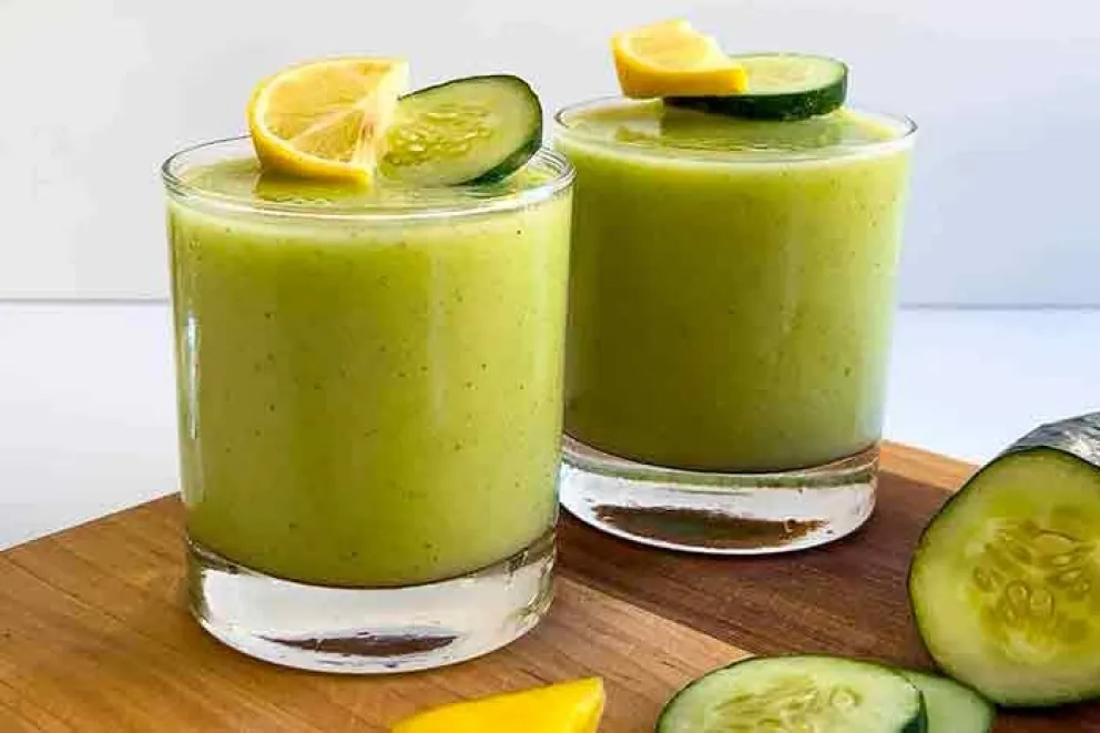 Qué beneficios tiene el licuado de piña con pepino y limón