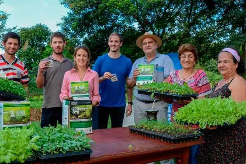Escuelas rurales y productores hortícolas de Apóstoles recibieron plantines y bioinsumos del IMaC
