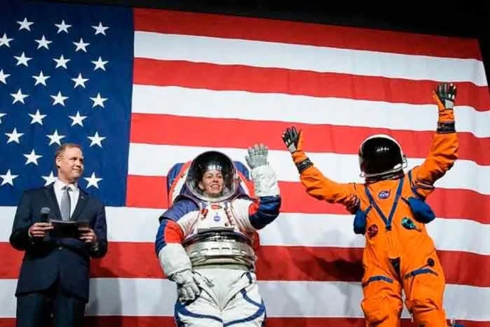 Por qué los trajes de los astronautas son blancos o naranjas