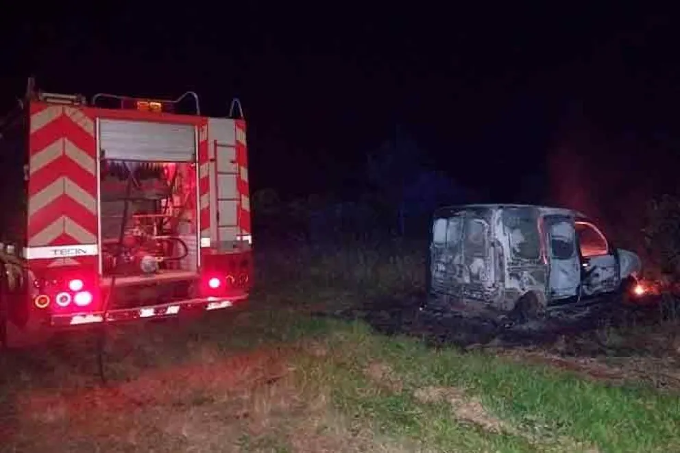 El vehículo quedó completamente destruído 