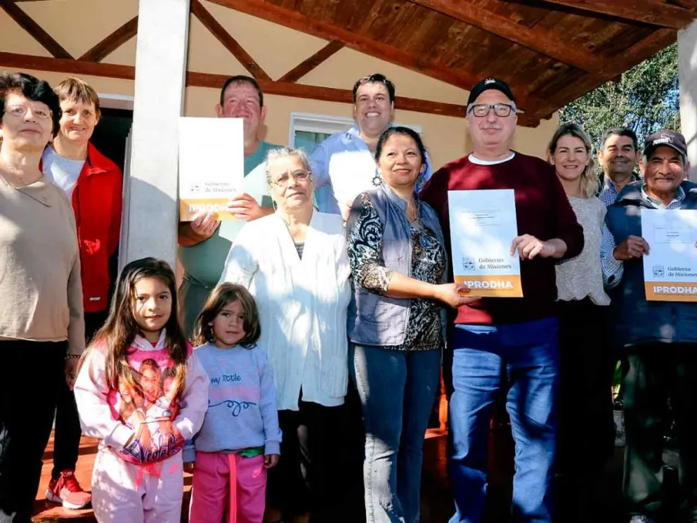 El Gobernador junto a beneficiarios del programa