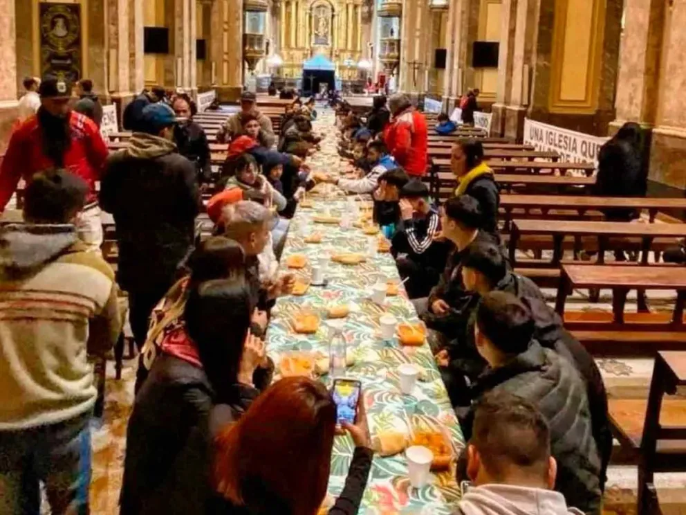 La Catedral Metropolitana de Buenos Aires abrió sus puertas este miércoles para recibir a las personas que se encuentran en situación de calle y brindarles un plato de comida