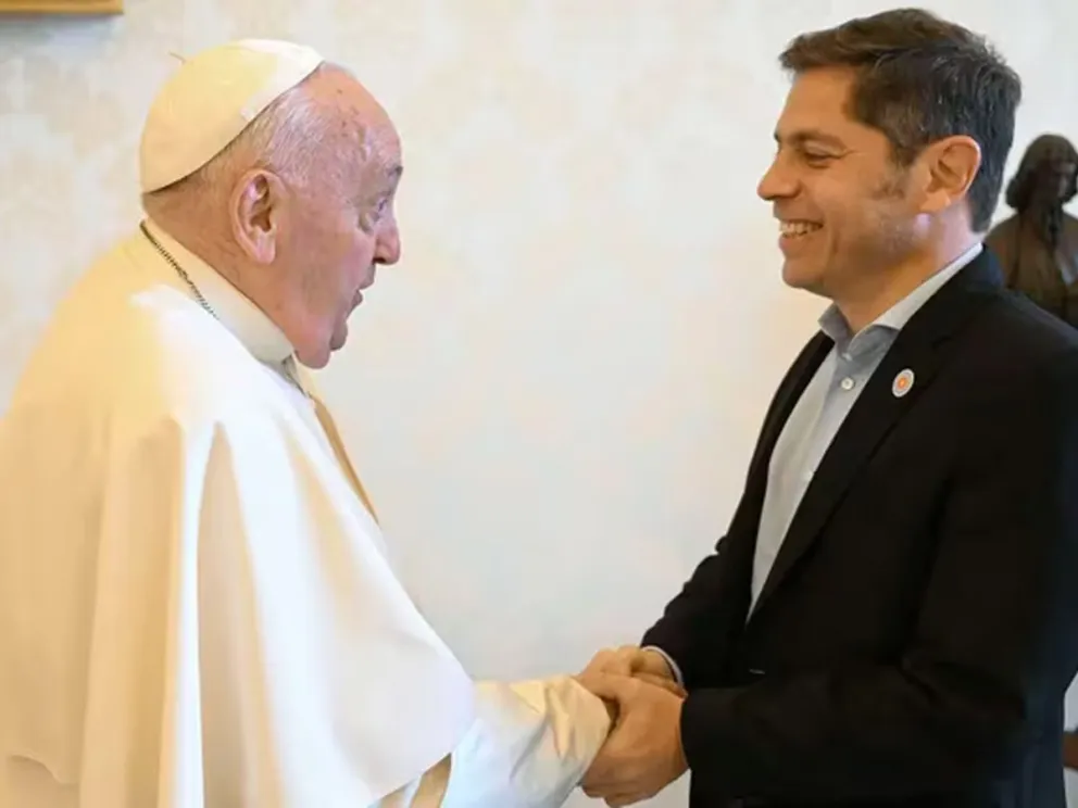 El momento del saludo entre el papa Francisco y Axel Kicillof
