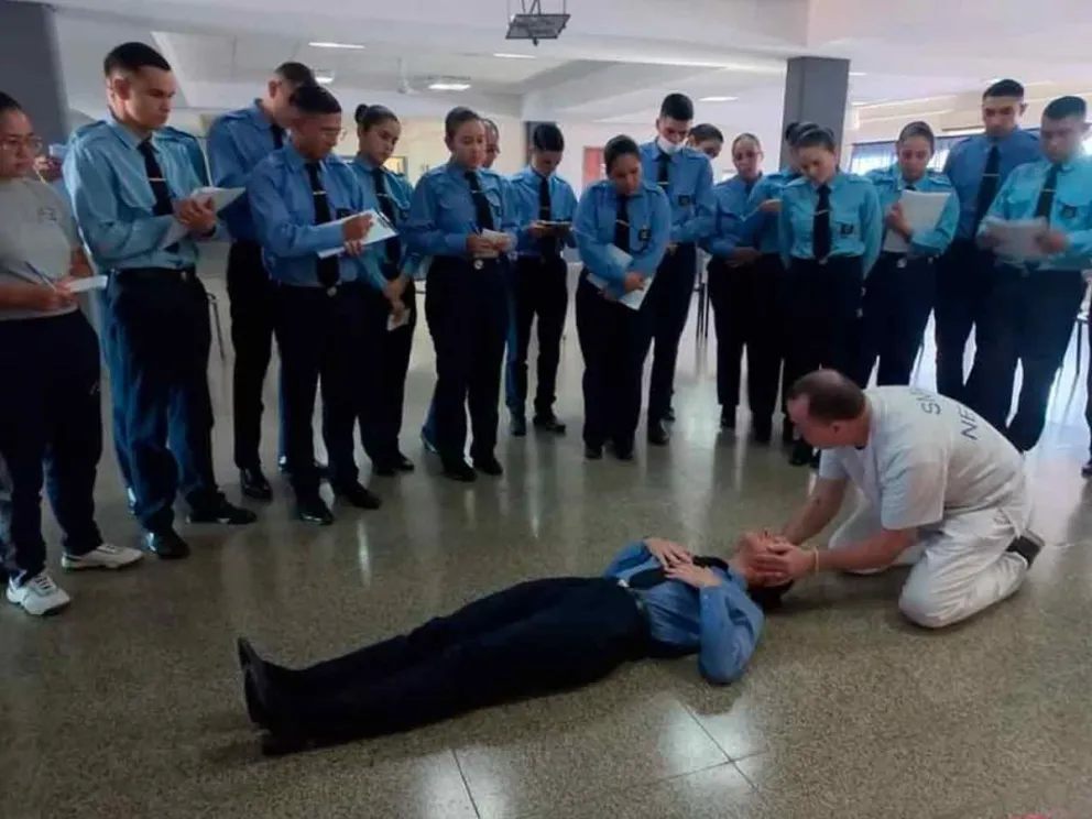 Con instancias teóricas y prácticas