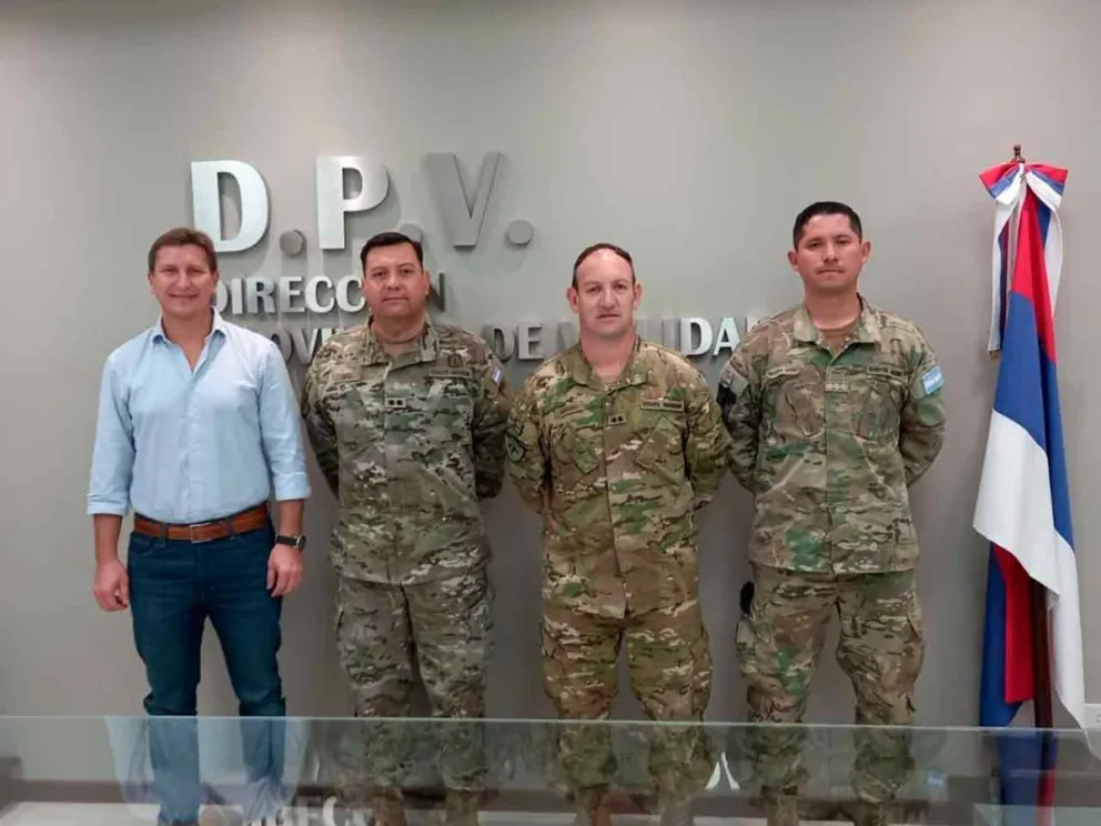 Sebastián Macias y autoridades  del Ejército