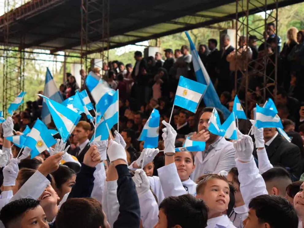 El polideportivo de Candelaria se tiñó de celeste y blanco
