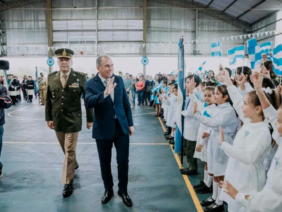 Leonardo Stelatto saludando a los estudiantes 