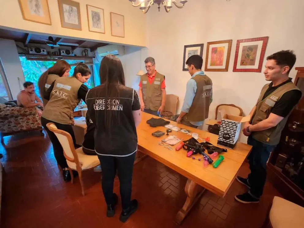 Agentes especializados en Cibercrimen durante el allanamiento en la vivienda de Germán Kiczka