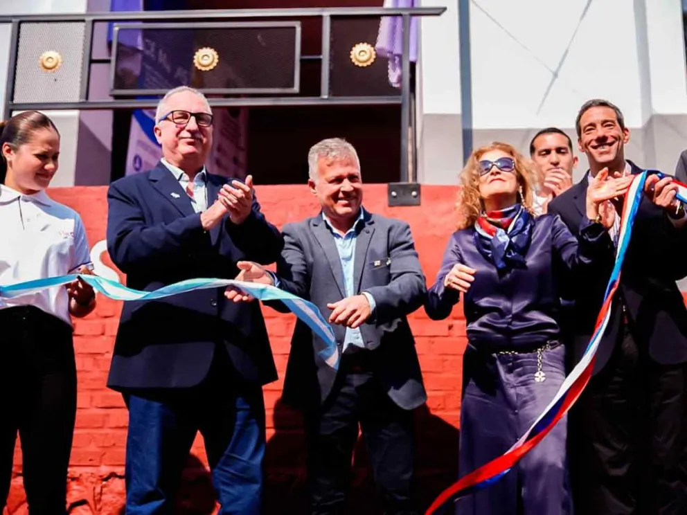 Momento del corte de cintas