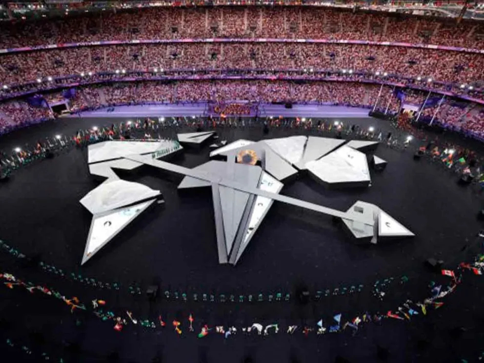 Hubo desfile de banderas, orquestas y juegos de luces