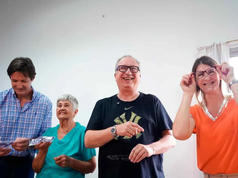 Autoridades y beneficiarias durante el evento