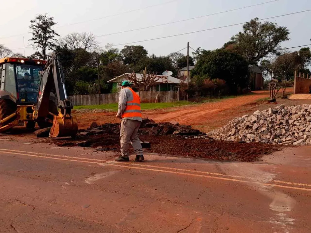 Intensos trabajos de mantenimiento del asfalto de la Ruta Provincial 13 ...