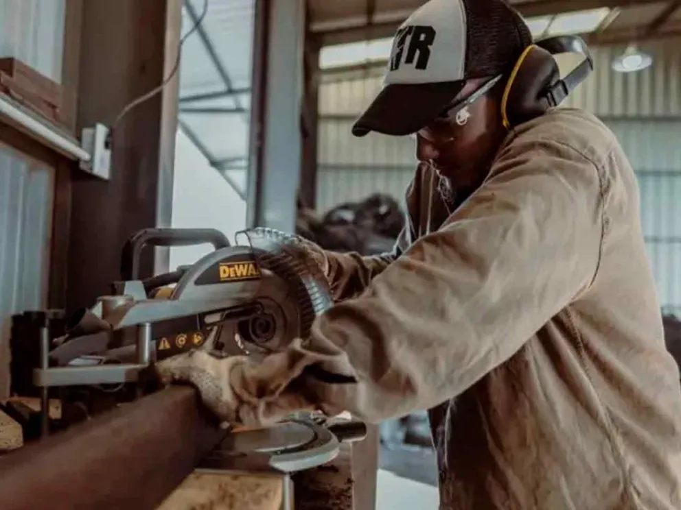 A través de líneas de créditos