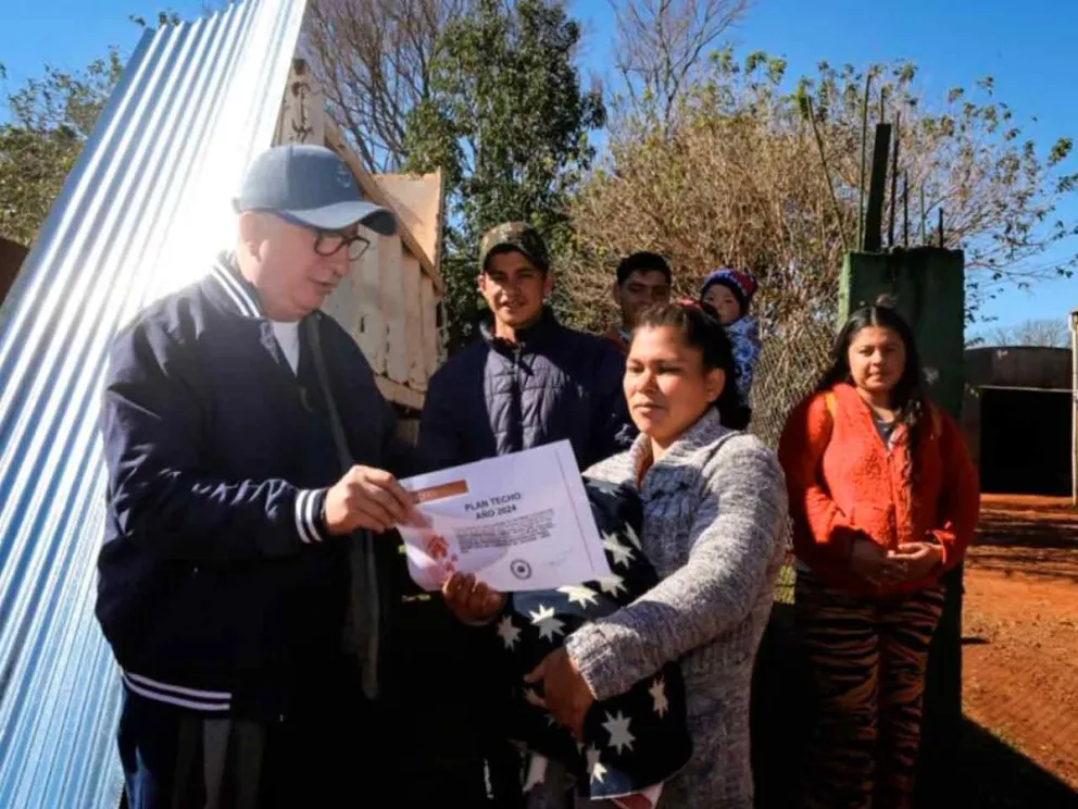 En Tres Capones, Passalacqua también entregó certificados del Plan Techo