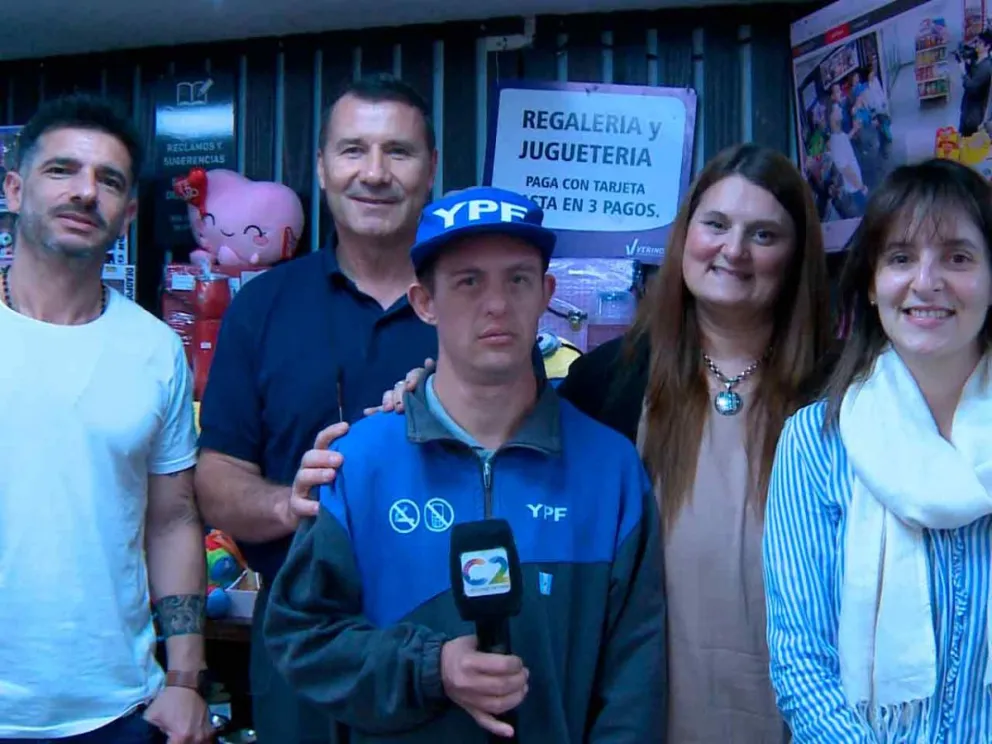 Matías junto al equipo de trabajo