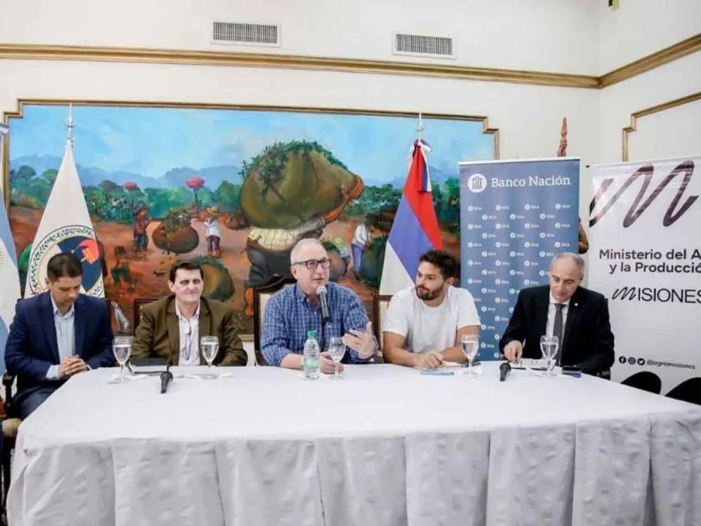 Autoridades durante el lanzamiento 