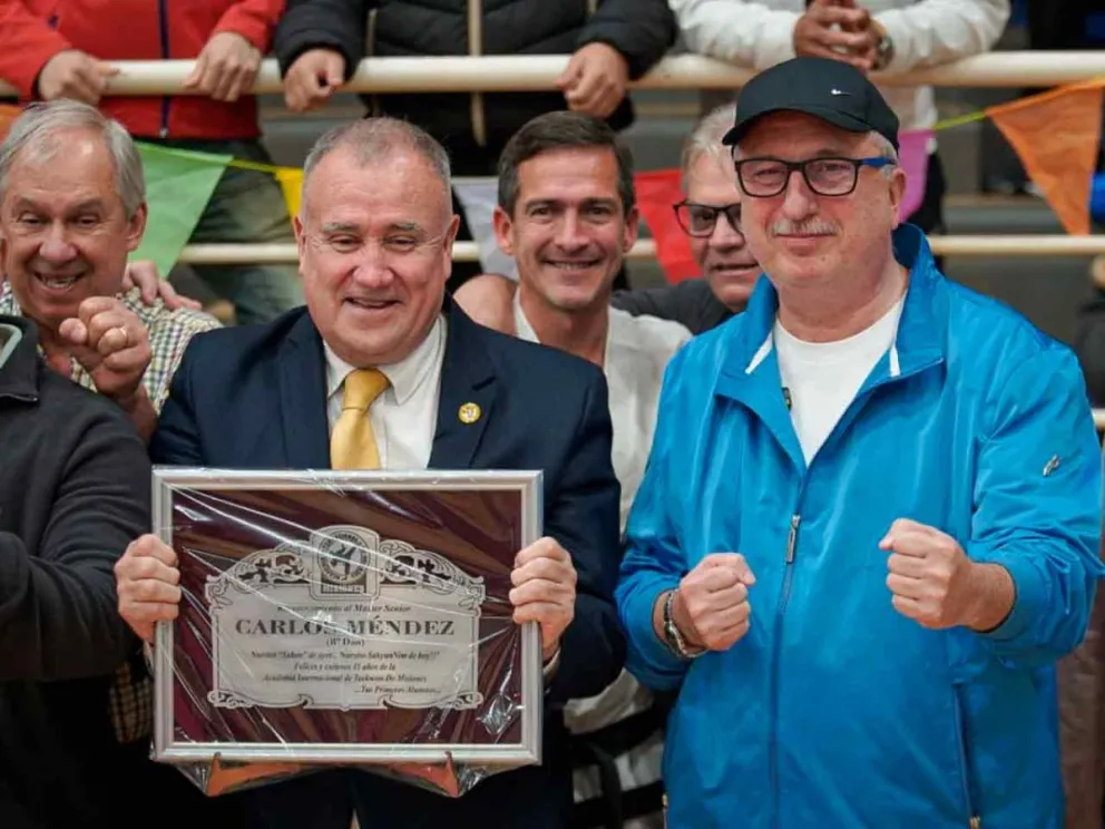El Gobernador entregó un reconocimiento a Carlos Méndez